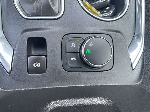 Used 2023 Chevrolet Traverse LT FWD image 31
