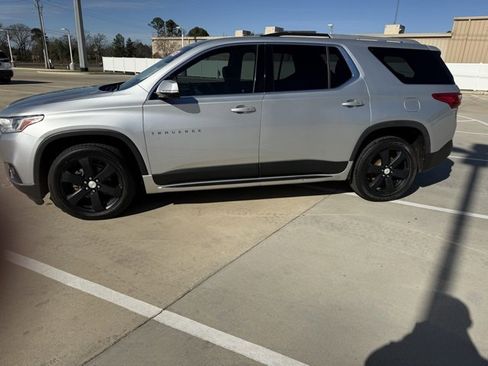 Used 2018 Chevrolet Traverse LT image 2