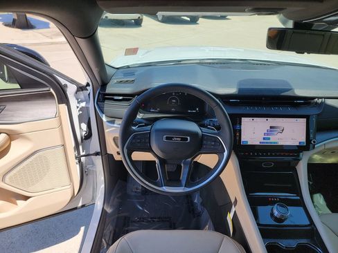 Used 2026 Jeep Grand Cherokee Limited w/ Luxury Tech Group II RWD image 18