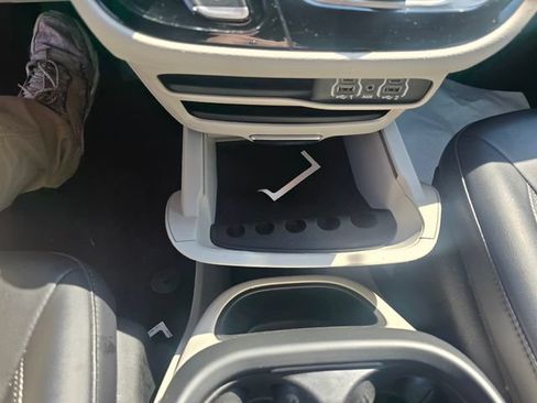 Used 2024 Chrysler Pacifica Touring-L FWD image 23
