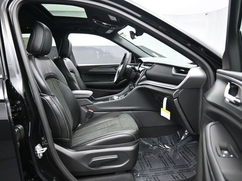 New 2025 Jeep Grand Cherokee L Altitude image 27