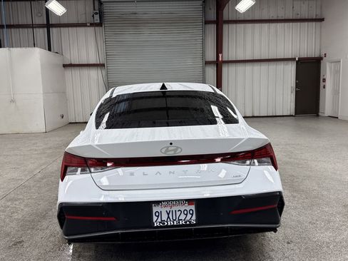 Used 2024 Hyundai Elantra Limited image 18
