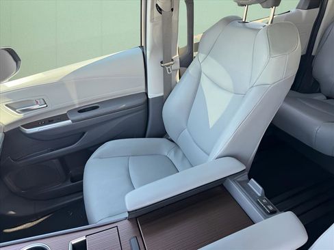 Used 2024 Toyota Sienna XLE image 8