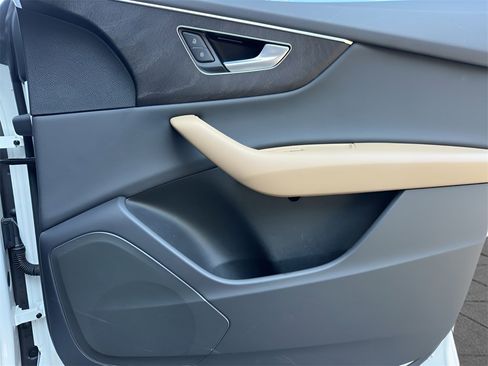 Used 2024 Audi Q8 Premium w/ Convenience Package image 43