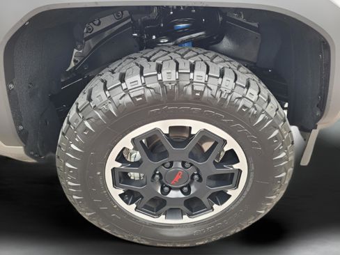 Certified 2025 Toyota Tacoma TRD Off-Road image 21