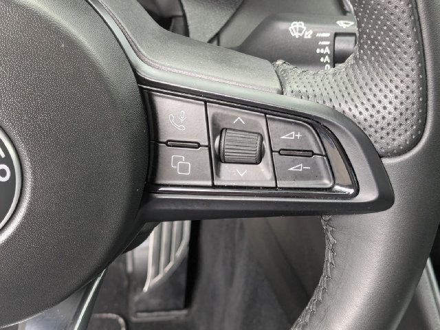 Used 2025 Alfa Romeo Giulia AWD image 23