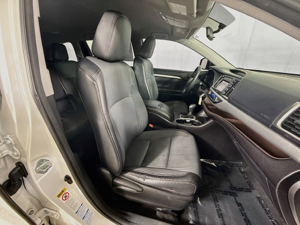 Used 2015 Toyota Highlander Plus AWD/4WD image 30