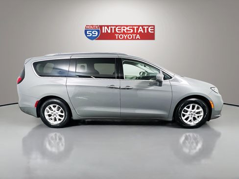 Used 2021 Chrysler Pacifica Touring-L FWD image 8