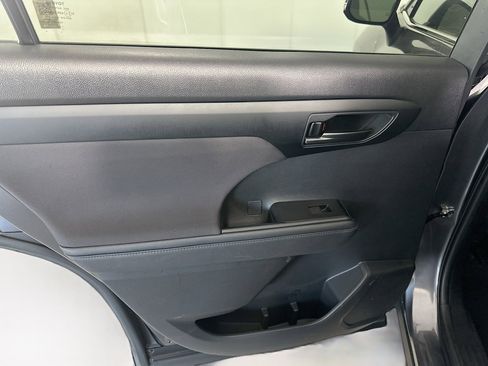 Used 2023 Toyota Highlander LE image 26