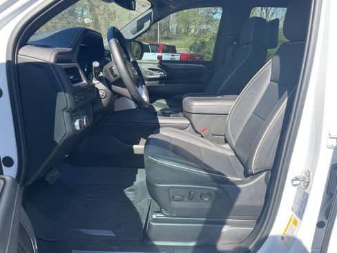 Used 2024 GMC Yukon SLT w/ SLT Luxury Package image 11