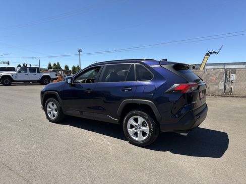 Used 2021 Toyota RAV4 XLE AWD/4WD image 3