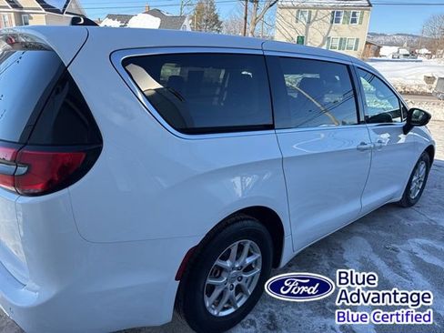 Used 2024 Chrysler Pacifica Touring-L FWD image 6