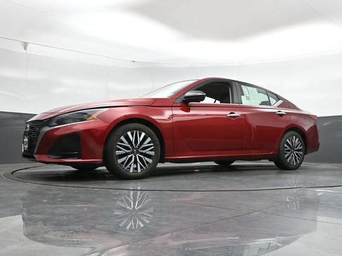 Used 2025 Nissan Altima 2.5 SV FWD image 45