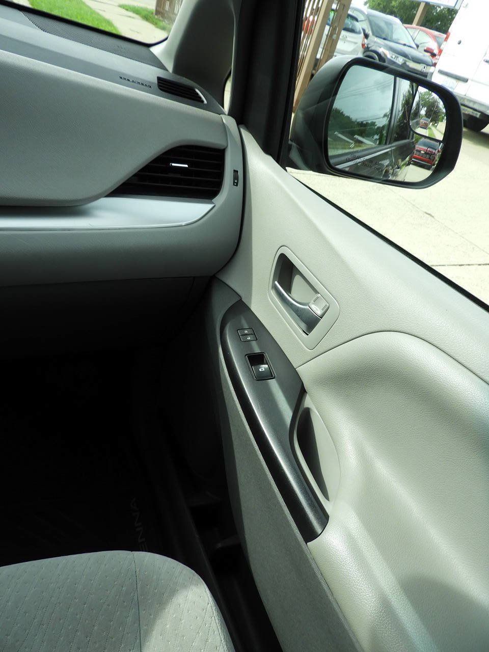 Used 2017 Toyota Sienna LE FWD image 39