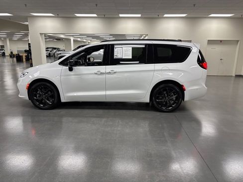 Used 2025 Chrysler Pacifica Limited image 4