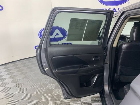 Used 2018 Mitsubishi Outlander SEL image 28