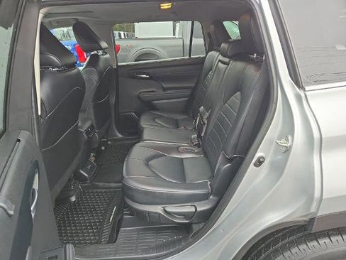 Used 2022 Toyota Highlander XLE image 4
