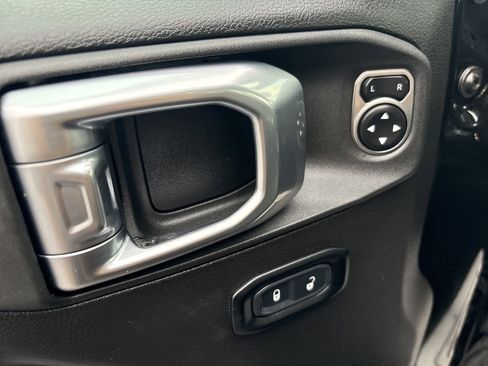 Used 2024 Jeep Gladiator Rubicon w/ Technology Group image 23