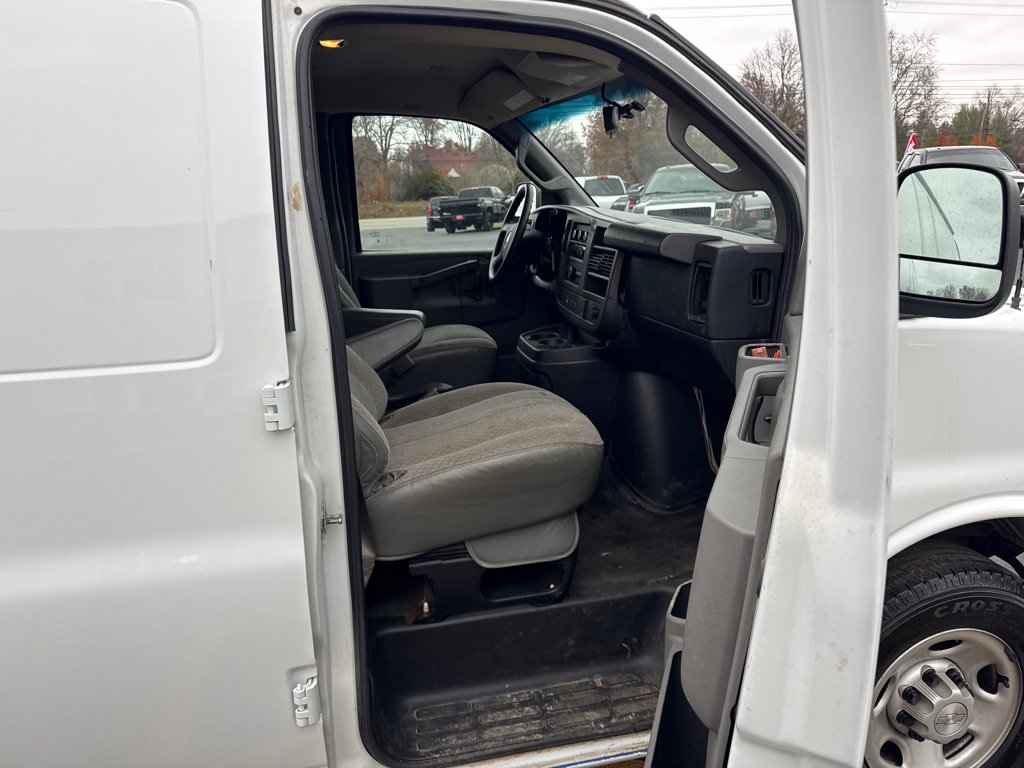 Used 2018 Chevrolet Express 2500 Extended RWD image 11