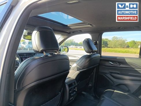 Used 2023 Jeep Grand Cherokee Altitude AWD/4WD image 6