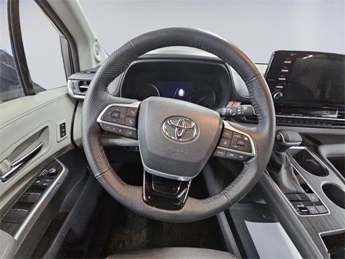 Used 2022 Toyota Sienna Limited image 23