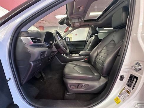 Used 2023 Toyota Highlander XLE image 10