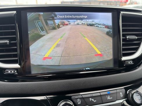 Used 2026 Chrysler Pacifica Select image 21