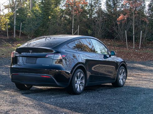 Used 2022 Tesla Model Y Long Range image 8