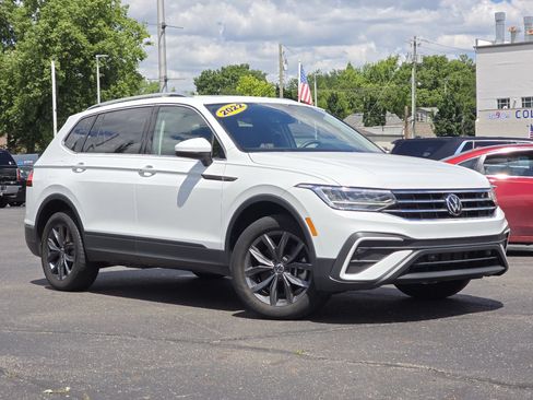 Used 2022 Volkswagen Tiguan SE w/ Panoramic Sunroof Package FWD image 2