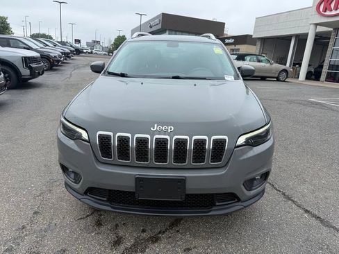 Used 2019 Jeep Cherokee Latitude Plus w/ Cold Weather Group AWD/4WD image 2