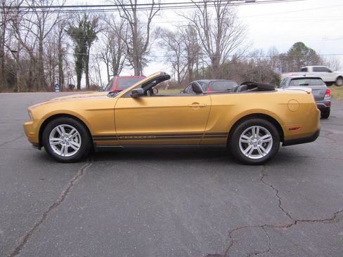 Used 2010 Ford Mustang Convertible image 29