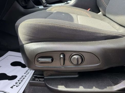 Used 2021 Chevrolet Traverse LT image 17