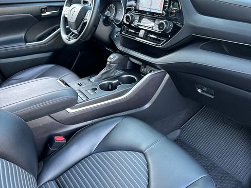 Used 2021 Toyota Highlander XSE image 17