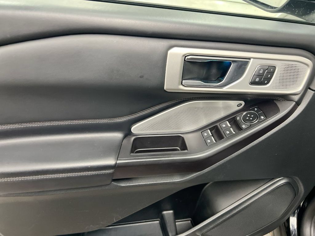 Used 2020 Ford Explorer Platinum w/ Premium Technology Package AWD/4WD image 21