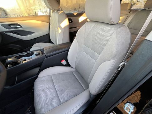 Used 2025 Nissan Rogue SV image 38