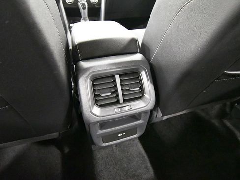 Used 2023 Volkswagen Taos SE AWD/4WD image 16