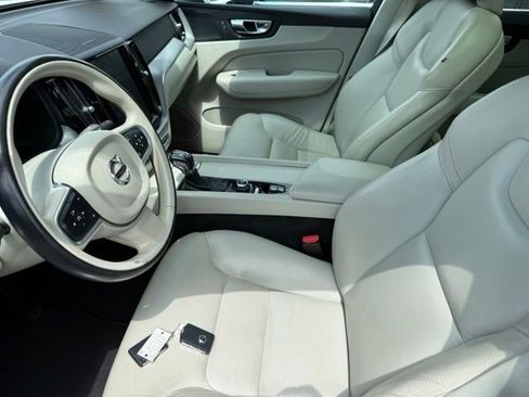 Used 2019 Volvo XC60 T5 Momentum w/ Multimedia Package AWD/4WD image 7