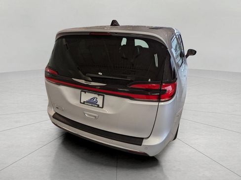 Used 2024 Chrysler Pacifica Touring-L FWD image 6