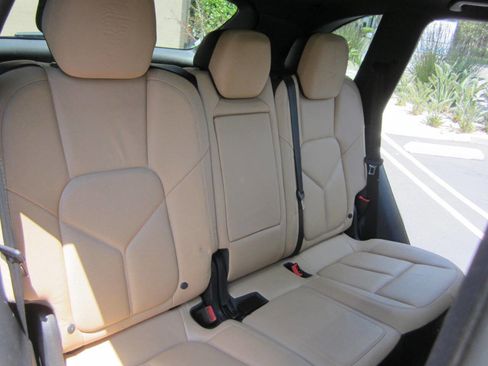 Used 2014 Porsche Cayenne Platinum Edition image 14