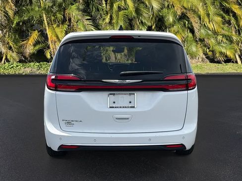 Used 2025 Chrysler Pacifica Select FWD image 7