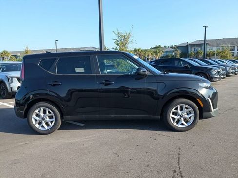Used 2025 Kia Soul LX w/ LX Technology Package FWD image 2