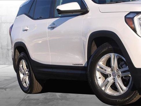 Used 2024 GMC Terrain SLE image 3