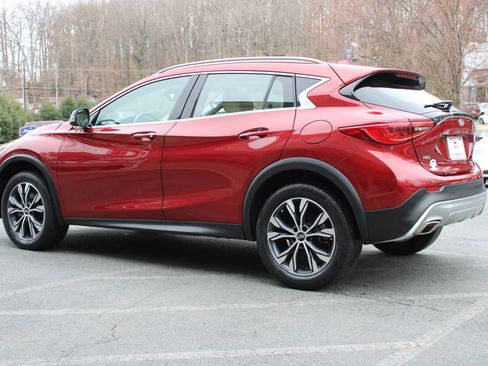 Used 2017 INFINITI QX30 Premium w/ Navigation Package image 4