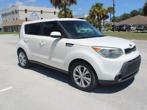 Used 2015 Kia Soul + FWD image 19
