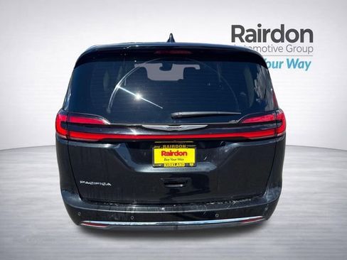 Used 2023 Chrysler Pacifica Touring-L FWD image 6
