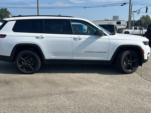 Used 2025 Jeep Grand Cherokee L Altitude image 2