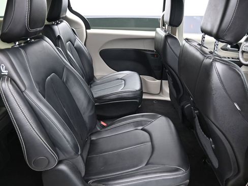 Certified 2024 Chrysler Pacifica Select image 15