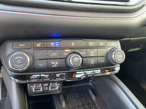 Used 2025 Dodge Durango GT AWD/4WD image 41