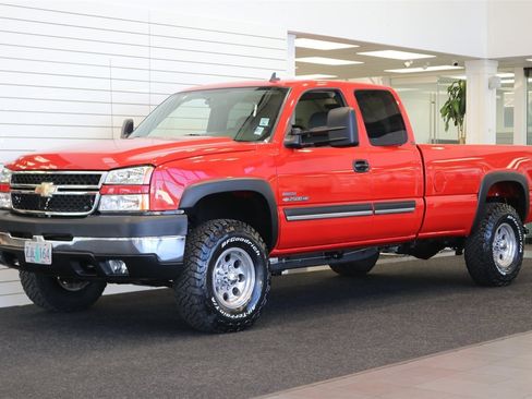 Used 2006 Chevrolet Silverado 2500 LT w/ Heavy-Duty Power Package image 3