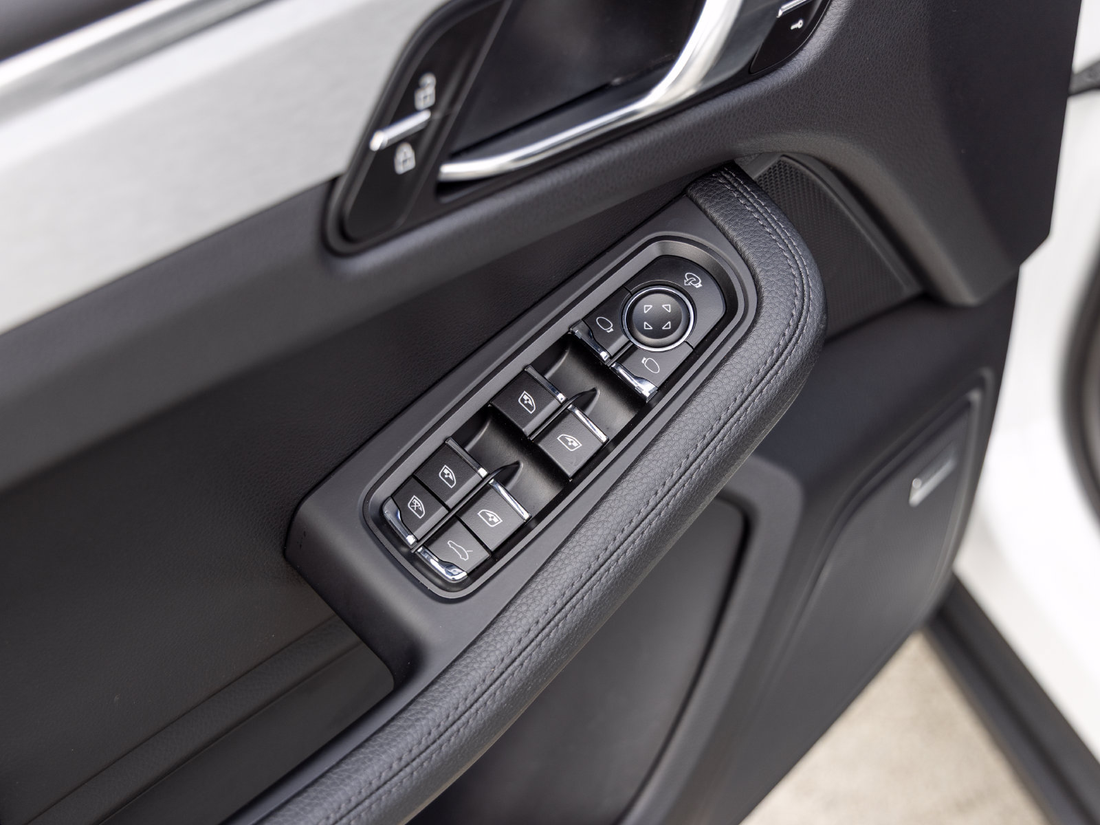 Used 2026 Porsche Macan AWD/4WD image 27